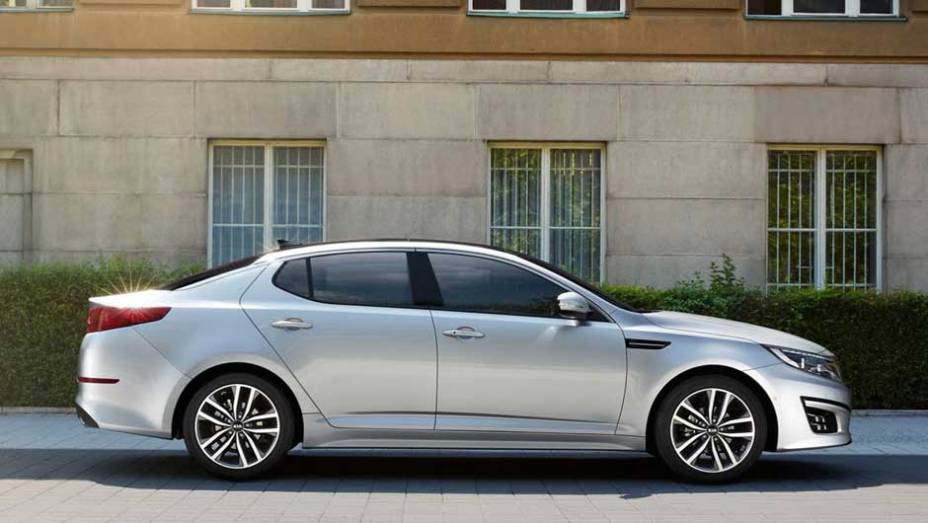 Nenhuma grande mudan&ccedil;a foi feita na lateral; o carro ganhou somente novas rodas de liga leve, que podem ser aro 17 ou 18 | <a href="https://preprod.quatrorodas.abril.com.br/saloes/frankfurt/2013/kia-optima-europeu-753577.shtml" rel="migration">Leia mais</a>