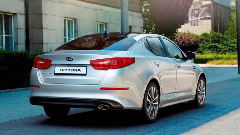 Atr&aacute;s, novas lanternas e para-choque redesenhado | <a href="https://preprod.quatrorodas.abril.com.br/saloes/frankfurt/2013/kia-optima-europeu-753577.shtml" rel="migration">Leia mais</a>