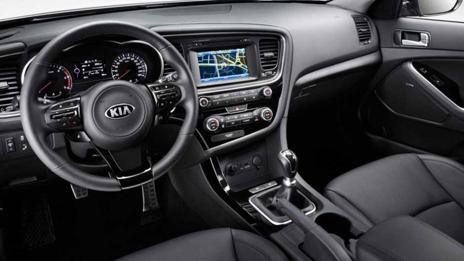 O interior tem novas op&ccedil;&otilde;es de acabamento, volante esportivo e um novo modo de dire&ccedil;&atilde;o que pode privilegiar a economia de combust&iacute;vel | <a href="https://preprod.quatrorodas.abril.com.br/saloes/frankfurt/2013/kia-optima-europeu-753577.shtml" rel="migration">Leia mais</a>