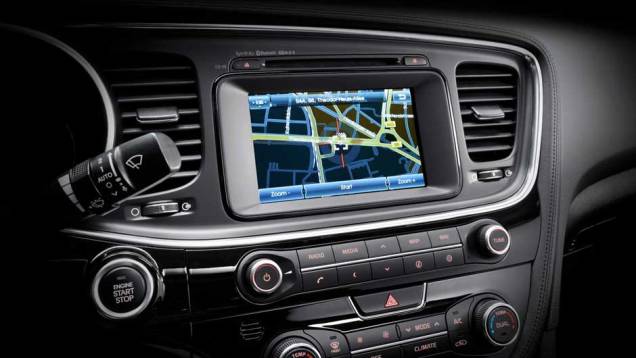 Outra melhoria é a nova geração do sistema de navegação por satélite (GPS) | <a href="https://preprod.quatrorodas.abril.com.br/saloes/frankfurt/2013/kia-optima-europeu-753577.shtml" rel="migration">Leia mais</a> Outra melhoria é a nova geração do sistema de navegação por satélite (GPS) | <a href="https://preprod.quatrorodas.abril.com.br/saloes/frankfurt/2013/kia-optima-europeu-753577.shtml" rel="migration">Leia mais</a>