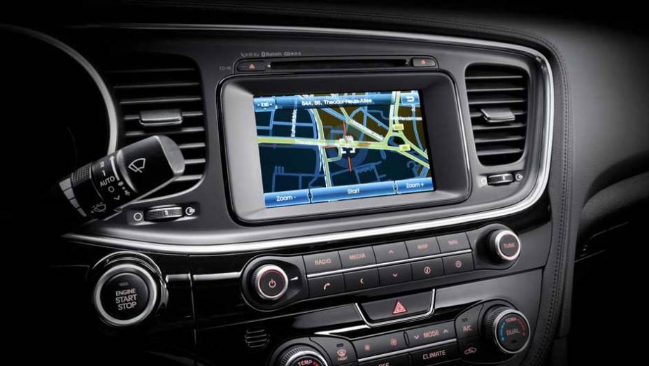 Outra melhoria &eacute; a nova gera&ccedil;&atilde;o do sistema de navega&ccedil;&atilde;o por sat&eacute;lite (GPS) | <a href="https://preprod.quatrorodas.abril.com.br/saloes/frankfurt/2013/kia-optima-europeu-753577.shtml" rel="migration">Leia mais</a>