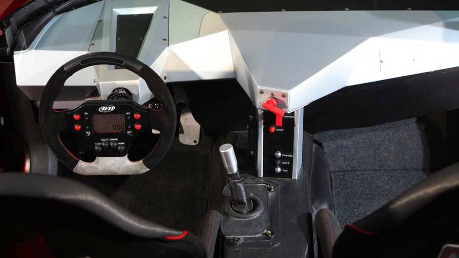 Codatronca, mistura entre o Chevrolet Corvette e a Lamborghini, ganha vers&atilde;o roadster