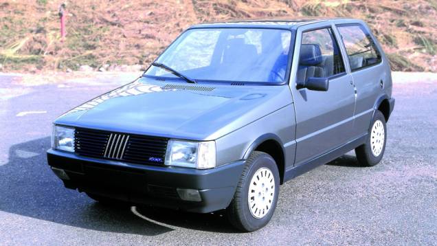 1984 - Dezoito meses após ser lançado na Itália, o substituto do 147 chega ao Brasil com motores 1.0 e 1.3. Disponível apenas com carroceria de três portas, vem nas versões S e CS 1984 - Dezoito meses após ser lançado na Itália, o substituto do 147 chega ao Brasil com motores 1.0 e 1.3. Disponível apenas com carroceria de três portas, vem nas versões S e CS