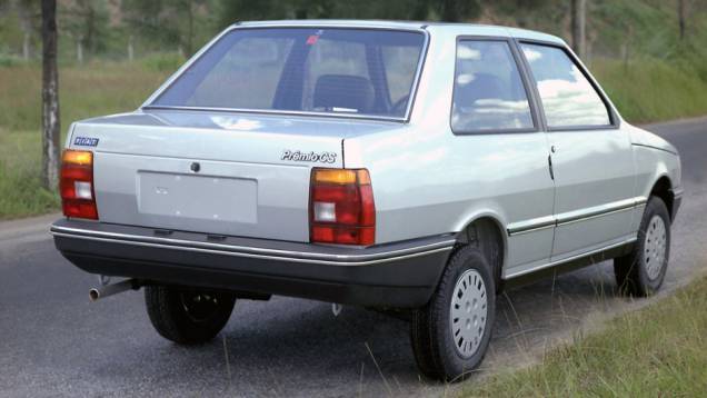 1985 - Primeira derivação de carroceria do Uno, o Prêmio é exclusividade nacional para aposentar o Oggi. Além do amplo porta-malas de 444 litros, o sedã de duas portas estreia o motor 1.5 1985 - Primeira derivação de carroceria do Uno, o Prêmio é exclusividade nacional para aposentar o Oggi. Além do amplo porta-malas de 444 litros, o sedã de duas portas estreia o motor 1.5