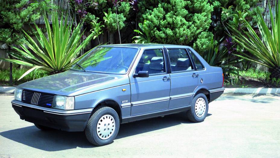 1987 - O Pr&ecirc;mio ganha vers&atilde;o CSL de quatro portas, base para a vers&atilde;o que seria exportada para a matriz italiana, rebatizada de Duna