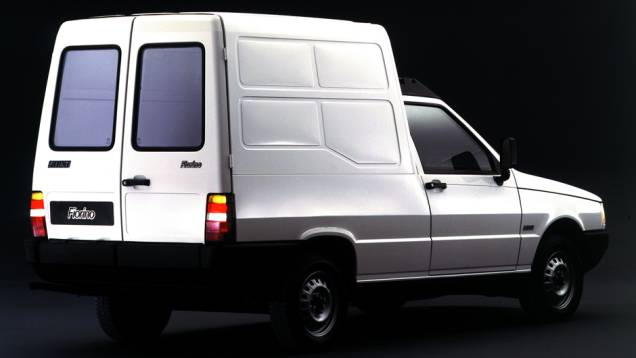 1988 - Além da picape, o Uno também serve de base para a nova Fiorino Furgão 1.3, com 2700 litros de capacidade volumétrica ou 540 kg de peso 1988 - Além da picape, o Uno também serve de base para a nova Fiorino Furgão 1.3, com 2700 litros de capacidade volumétrica ou 540 kg de peso