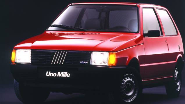 1990 - Com motor de 994,4 cm e acabamento espartano, o Uno Mille se torna fenômeno de vendas ao se beneficiar do IPI reduzido para carros com motores de até 1.0 litro 1990 - Com motor de 994,4 cm e acabamento espartano, o Uno Mille se torna fenômeno de vendas ao se beneficiar do IPI reduzido para carros com motores de até 1.0 litro