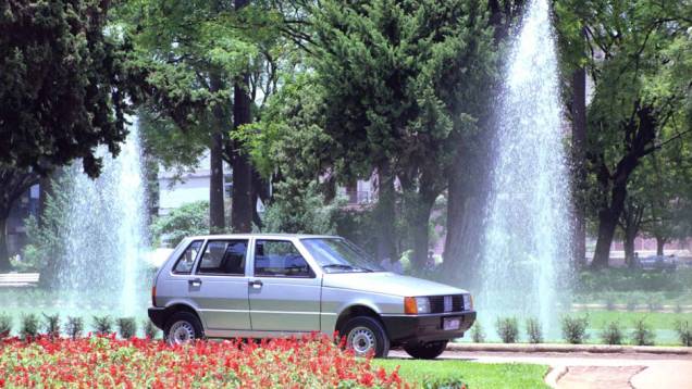 1992 - O Mille Electronic introduz ignição eletrônica mapeada, que ajuda na eficiência do motor, sem aumentar o consumo, e a versão de cinco portas do Uno 1992 - O Mille Electronic introduz ignição eletrônica mapeada, que ajuda na eficiência do motor, sem aumentar o consumo, e a versão de cinco portas do Uno