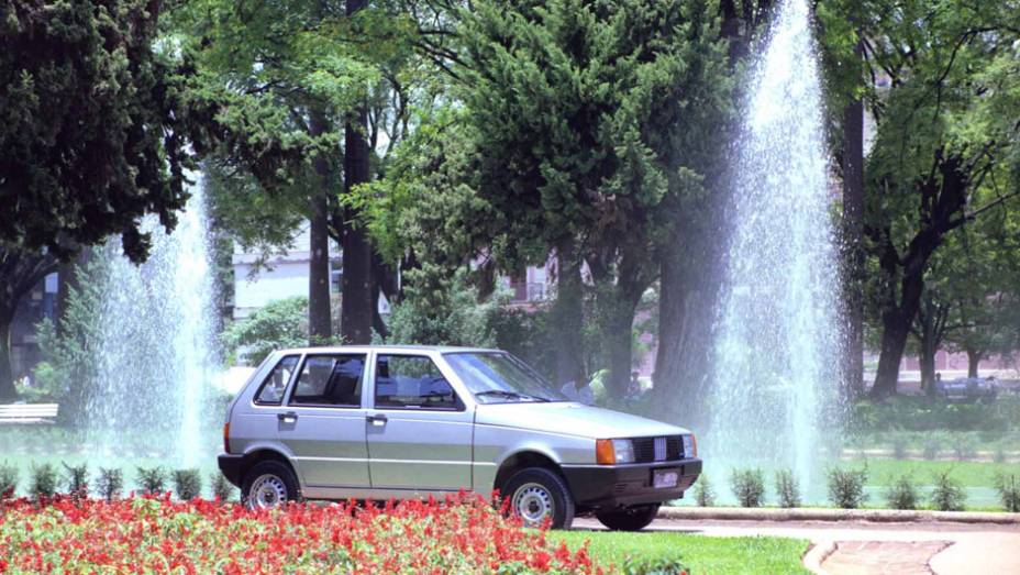 1992 - O Mille Electronic introduz igni&ccedil;&atilde;o eletr&ocirc;nica mapeada, que ajuda na efici&ecirc;ncia do motor, sem aumentar o consumo, e a vers&atilde;o de cinco portas do Uno