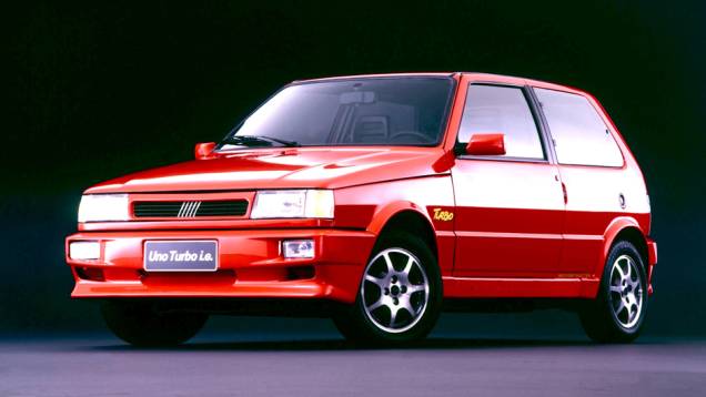 1994 - Equipado com o primeiro motor turbinado de série no Brasil (um 1.4 italiano de 116 cv), o Uno Turbo chega a 195 km/h.O Mille ELXtraz ar condicionado opcional, outro pioneirismo 1994 - Equipado com o primeiro motor turbinado de série no Brasil (um 1.4 italiano de 116 cv), o Uno Turbo chega a 195 km/h.O Mille ELXtraz ar condicionado opcional, outro pioneirismo