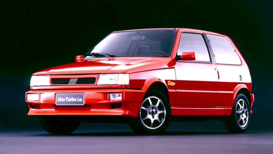 1994 - Equipado com o primeiro motor turbinado de s&eacute;rie no Brasil (um 1.4 italiano de 116 cv), o Uno Turbo chega a 195 km/h.O Mille ELXtraz ar condicionado opcional, outro pioneirismo