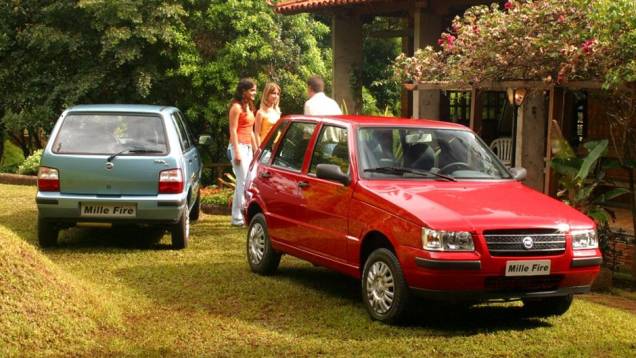2004 - O novo Mille Fire - já sem o nome Uno - traz nova frente e parachoques na cor do carro, em comemoração aos 20 anos de lançamento do Uno. Muitos não gostam do resultado 2004 - O novo Mille Fire - já sem o nome Uno - traz nova frente e parachoques na cor do carro, em comemoração aos 20 anos de lançamento do Uno. Muitos não gostam do resultado