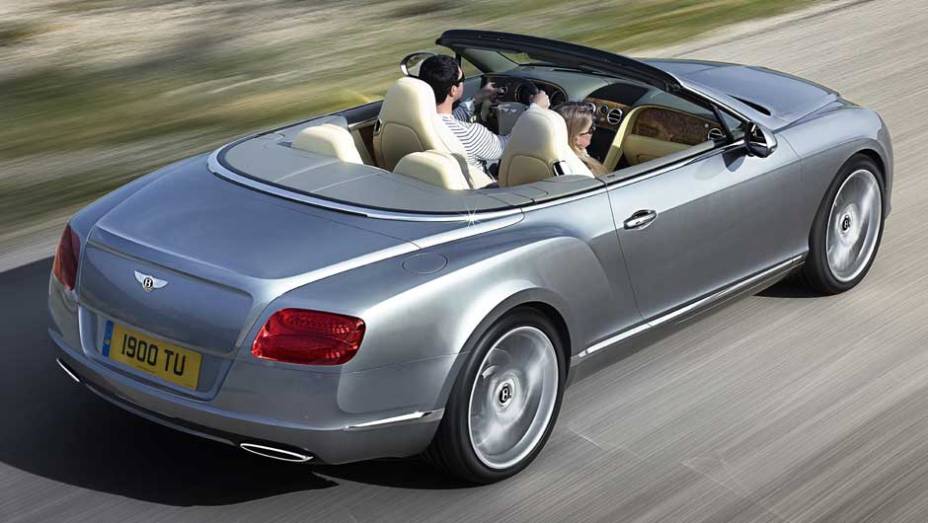 Convers&iacute;vel herdou tra&ccedil;os do novo GT, vers&atilde;o cup&ecirc; do Continental | <a href="https://preprod.quatrorodas.abril.com.br/carros/lancamentos/bentley-continental-gtc-637536.shtml" rel="migration">Leia mais</a>