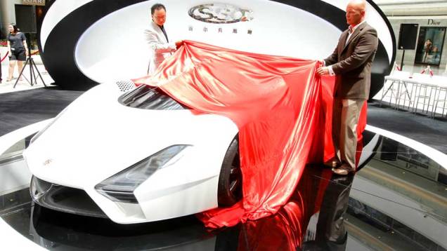 A fábrica de Washington deve produzir 16 carros por ano | <a href="https://preprod.quatrorodas.abril.com.br/noticias/shelby-apresenta-tuatara-eua-299537_p.shtml" rel="migration">Leia mais</a> A fábrica de Washington deve produzir 16 carros por ano | <a href="https://preprod.quatrorodas.abril.com.br/noticias/shelby-apresenta-tuatara-eua-299537_p.shtml" rel="migration">Leia mais</a>