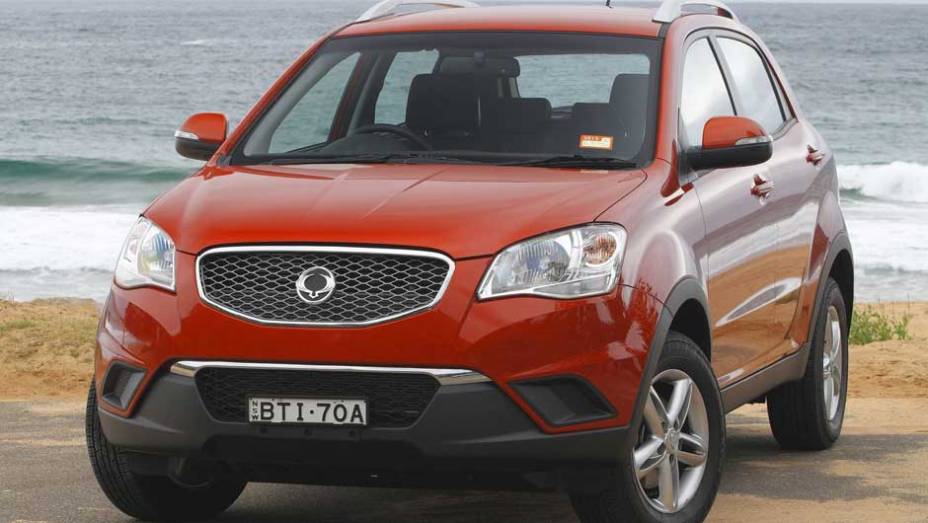 Nova gera&ccedil;&atilde;o do utilit&aacute;rio-esportivo foi desenhada por Giorgetto Giugiaro | <a href="https://preprod.quatrorodas.abril.com.br/carros/lancamentos/ssangyong-korando-637990.shtml" rel="migration">Leia mais</a>
