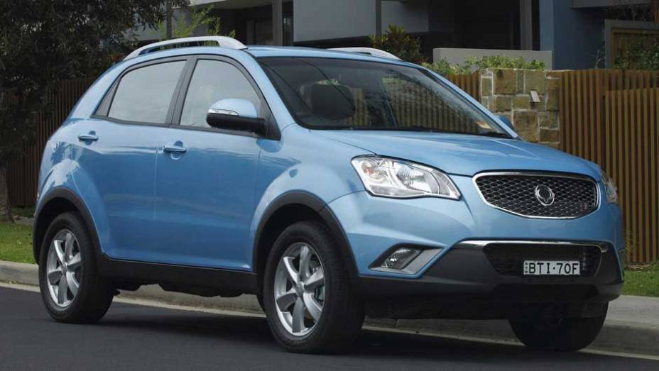 A linha do cap&ocirc; &eacute; alta, a grade do radiador tem seis pontos e os far&oacute;is s&atilde;o angulares | <a href="https://preprod.quatrorodas.abril.com.br/carros/lancamentos/ssangyong-korando-637990.shtml" rel="migration">Leia mais</a>