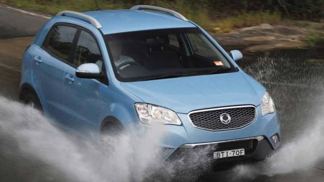 Os espelhos retrovisores contam com luzes indicativas em LED | <a href="https://preprod.quatrorodas.abril.com.br/carros/lancamentos/ssangyong-korando-637990.shtml" rel="migration">Leia mais</a> Os espelhos retrovisores contam com luzes indicativas em LED | <a href="https://preprod.quatrorodas.abril.com.br/carros/lancamentos/ssangyong-korando-637990.shtml" rel="migration">Leia mais</a>