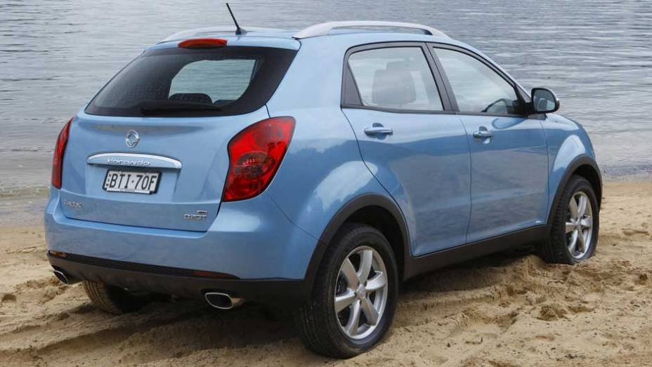 As lanternas possuem lentes embutidas | <a href="https://preprod.quatrorodas.abril.com.br/carros/lancamentos/ssangyong-korando-637990.shtml" rel="migration">Leia mais</a>