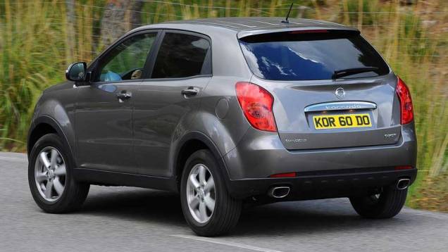 Sistema de escape tem ponteira dupla | <a href="https://preprod.quatrorodas.abril.com.br/carros/lancamentos/ssangyong-korando-637990.shtml" rel="migration">Leia mais</a> Sistema de escape tem ponteira dupla | <a href="https://preprod.quatrorodas.abril.com.br/carros/lancamentos/ssangyong-korando-637990.shtml" rel="migration">Leia mais</a>