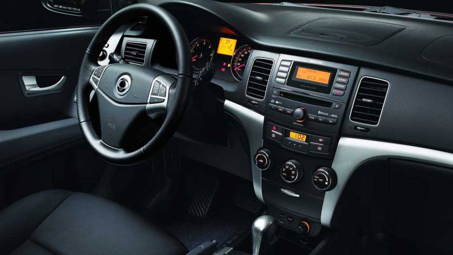 Korando vem de série com computador de bordo, kit multimídia, direção elétrica, piloto automático, entre outros | <a href="https://preprod.quatrorodas.abril.com.br/carros/lancamentos/ssangyong-korando-637990.shtml" rel="migration">Leia mais</a>