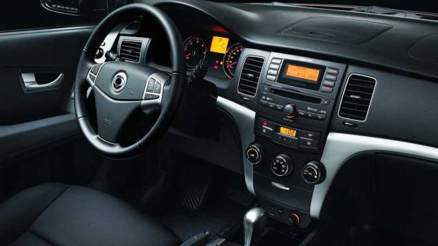 Korando vem de série com computador de bordo, kit multimídia, direção elétrica, piloto automático, entre outros | <a href="https://preprod.quatrorodas.abril.com.br/carros/lancamentos/ssangyong-korando-637990.shtml" rel="migration">Leia mais</a> Korando vem de série com computador de bordo, kit multimídia, direção elétrica, piloto automático, entre outros | <a href="https://preprod.quatrorodas.abril.com.br/carros/lancamentos/ssangyong-korando-637990.shtml" rel="migration">Leia mais</a>