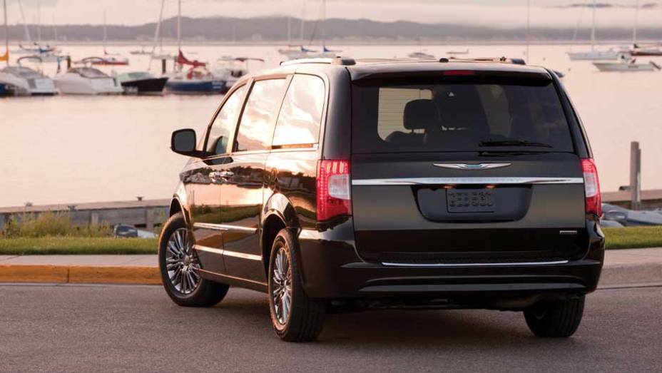 O modelo tem 5,15 metros de comprimento e 3,07 metros de dist&acirc;ncia entre-eixos | <a href="https://preprod.quatrorodas.abril.com.br/carros/lancamentos/chrysler-town-country-638453.shtml" rel="migration">Leia mais</a>