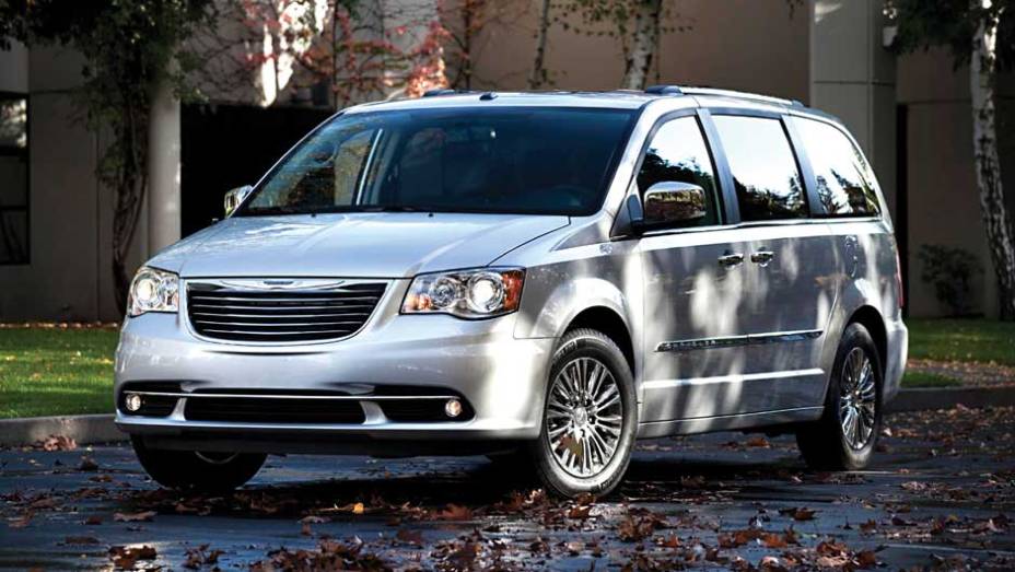 Ela &eacute; equipada com o motor Pentastar 3.6 V6 de 24 v&aacute;lvulas | <a href="https://preprod.quatrorodas.abril.com.br/carros/lancamentos/chrysler-town-country-638453.shtml" rel="migration">Leia mais</a>