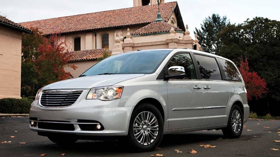 A Town & Country est&aacute; dispon&iacute;vel em oito op&ccedil;&otilde;es de cores | <a href="https://preprod.quatrorodas.abril.com.br/carros/lancamentos/chrysler-town-country-638453.shtml" rel="migration">Leia mais</a>