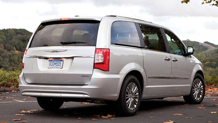 A minivan tem 1,72 metro de altura e 1,99 metro de largura | <a href="https://preprod.quatrorodas.abril.com.br/carros/lancamentos/chrysler-town-country-638453.shtml" rel="migration">Leia mais</a>