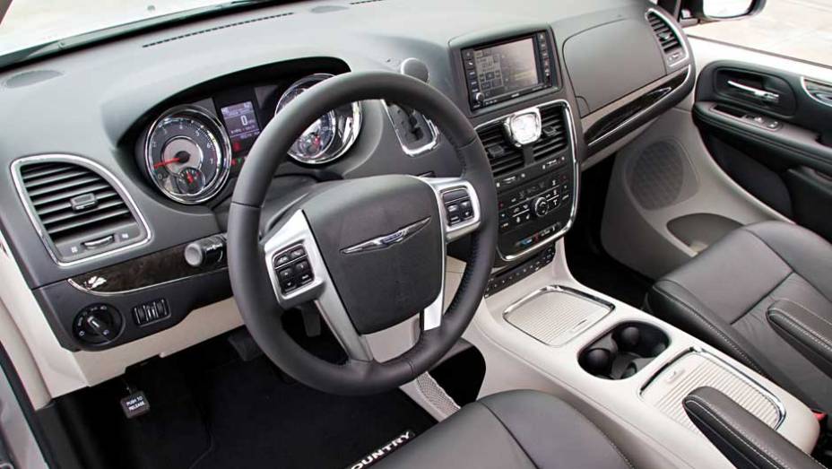 A transmiss&atilde;o &eacute; autom&aacute;tica de seis velocidades eoferece a possibilidade de trocas de marcha sequenciais | <a href="https://preprod.quatrorodas.abril.com.br/carros/lancamentos/chrysler-town-country-638453.shtml" rel="migration">Leia mais</a>