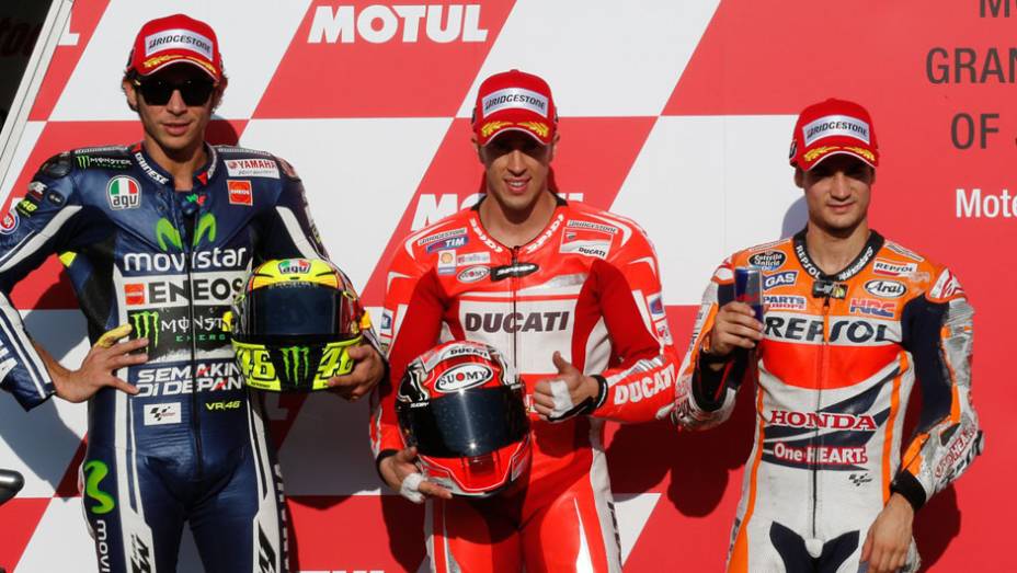 Andrea Dovizioso, Valentino Rossi e Dani Pedrosa, largam na primeira fila do GP de Motegi. | <a href="https://preprod.quatrorodas.abril.com.br/moto/noticias/motogp-dovizioso-conquista-pole-japao-805545.shtml" rel="migration">Leia mais</a>