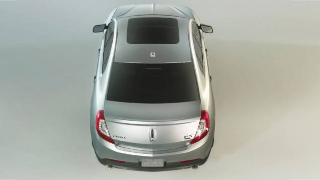 Sedã é equipado com motor 3.7 l V6 Sedã é equipado com motor 3.7 l V6