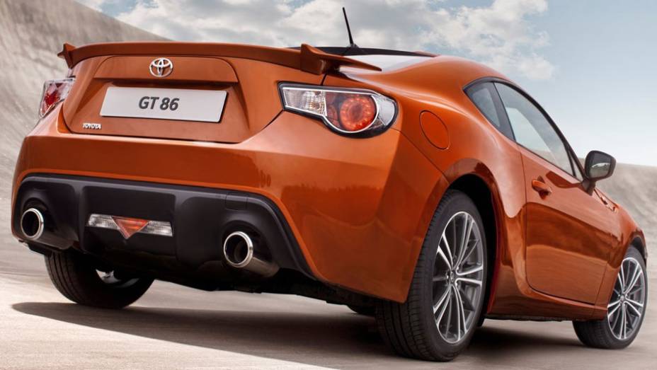 Duas saídas de escape e lanternas translúcidas: o GT 86 é um legítimo esportivo japonês | <a href="https://preprod.quatrorodas.abril.com.br/noticias/toyota-mostra-detalhes-gt-86-308379_p.shtml" rel="migration">Leia mais</a>