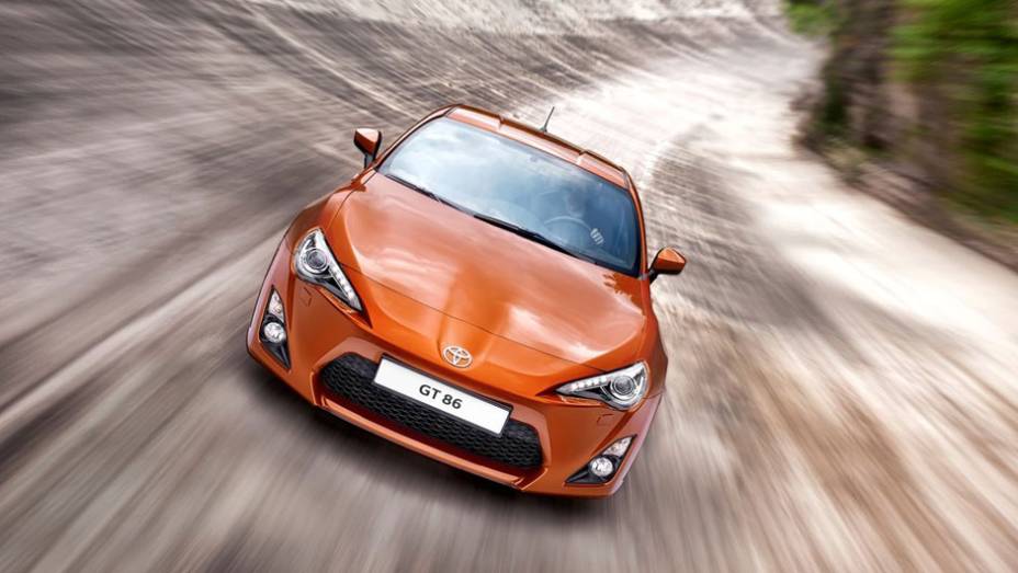 O GT 86 tem um motor 2.0 de 200 cv | <a href="https://preprod.quatrorodas.abril.com.br/noticias/toyota-mostra-detalhes-gt-86-308379_p.shtml" rel="migration">Leia mais</a>