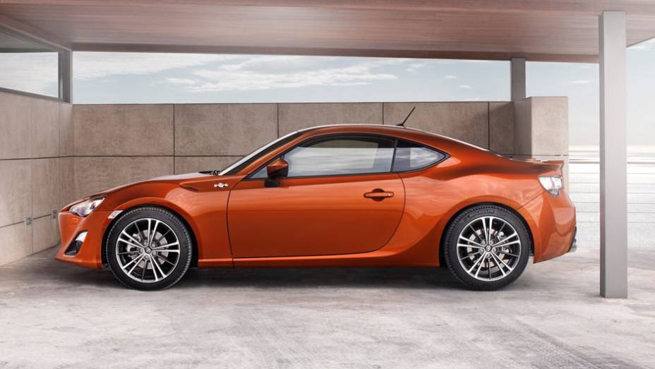 A linha do teto é um dos destaques de estilo do GT 86 | <a href="https://preprod.quatrorodas.abril.com.br/noticias/toyota-mostra-detalhes-gt-86-308379_p.shtml" rel="migration">Leia mais</a>