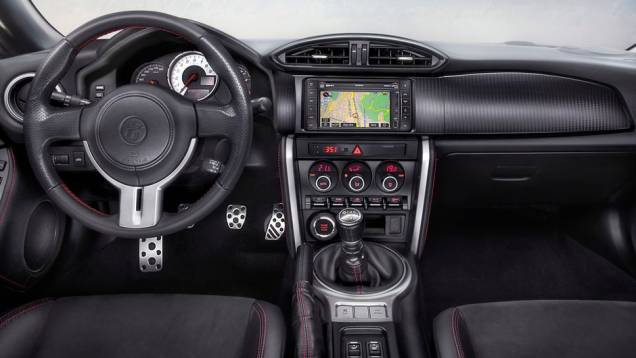 O interior surpreende pelo requinte incomum para um esportivo | <a href="https://preprod.quatrorodas.abril.com.br/noticias/toyota-mostra-detalhes-gt-86-308379_p.shtml" rel="migration">Leia mais</a> O interior surpreende pelo requinte incomum para um esportivo | <a href="https://preprod.quatrorodas.abril.com.br/noticias/toyota-mostra-detalhes-gt-86-308379_p.shtml" rel="migration">Leia mais</a>