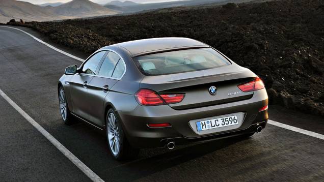 A versão 640i tem um motor 3.0 de 315 cv | <a href="https://preprod.quatrorodas.abril.com.br/saloes/genebra/2012/bmw-serie-g-gran-coupe-678484.shtml" rel="migration">Leia mais</a> A versão 640i tem um motor 3.0 de 315 cv | <a href="https://preprod.quatrorodas.abril.com.br/saloes/genebra/2012/bmw-serie-g-gran-coupe-678484.shtml" rel="migration">Leia mais</a>