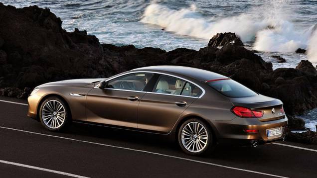 A linha de cintura é marcada por um vinco que corta toda a lateral | <a href="https://preprod.quatrorodas.abril.com.br/saloes/genebra/2012/bmw-serie-g-gran-coupe-678484.shtml" rel="migration">Leia mais</a> A linha de cintura é marcada por um vinco que corta toda a lateral | <a href="https://preprod.quatrorodas.abril.com.br/saloes/genebra/2012/bmw-serie-g-gran-coupe-678484.shtml" rel="migration">Leia mais</a>
