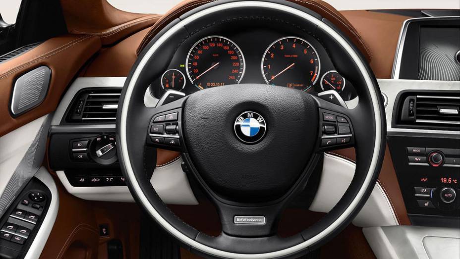 O acabamento de luxo pode receber a personalização da divisão BMW Individual | <a href="https://preprod.quatrorodas.abril.com.br/saloes/genebra/2012/bmw-serie-g-gran-coupe-678484.shtml" rel="migration">Leia mais</a>