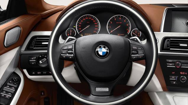O acabamento de luxo pode receber a personalização da divisão BMW Individual | <a href="https://preprod.quatrorodas.abril.com.br/saloes/genebra/2012/bmw-serie-g-gran-coupe-678484.shtml" rel="migration">Leia mais</a> O acabamento de luxo pode receber a personalização da divisão BMW Individual | <a href="https://preprod.quatrorodas.abril.com.br/saloes/genebra/2012/bmw-serie-g-gran-coupe-678484.shtml" rel="migration">Leia mais</a>