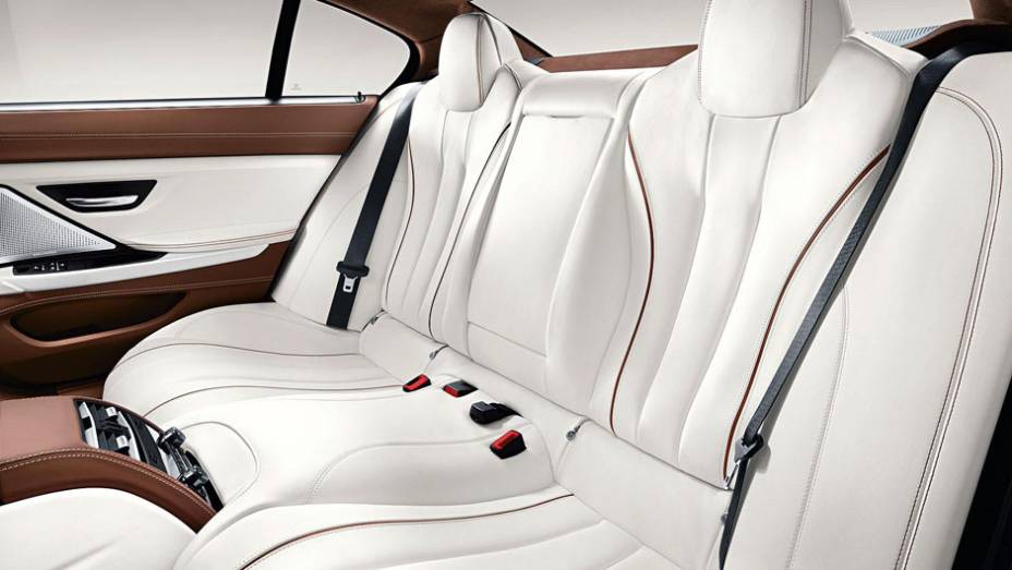 O Série 6 Gran Coupe é grande, mas leva só quatro pessoas. Com muito conforto, claro | <a href="https://preprod.quatrorodas.abril.com.br/saloes/genebra/2012/bmw-serie-g-gran-coupe-678484.shtml" rel="migration">Leia mais</a>