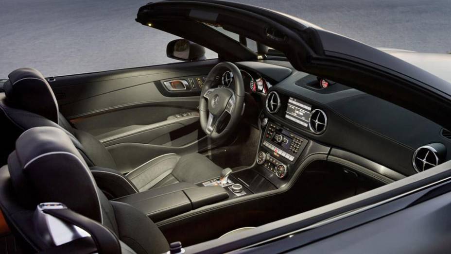 A inspiração no SLS também aparece no interior, que usa materiais nobres no acabamento... | <a href="https://preprod.quatrorodas.abril.com.br/carros/lancamentos/mercedes-benz-sl-652125.shtml" rel="migration">Leia mais</a>