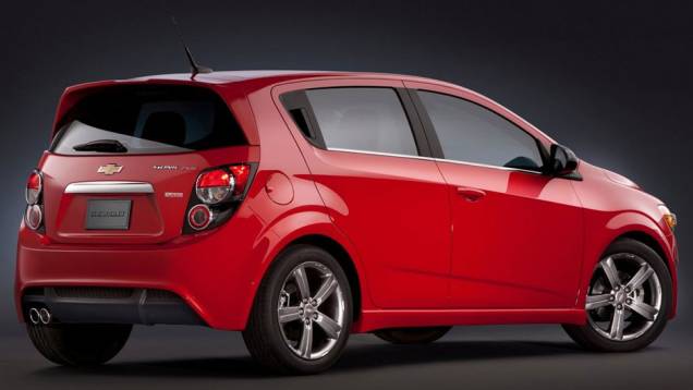 Versão tem detalhes esportivos na carroceria | <a href="https://preprod.quatrorodas.abril.com.br/noticias/chevrolet-revela-imagens-sonic-rs-310416_p.shtml" rel="migration">Leia mais</a> Versão tem detalhes esportivos na carroceria | <a href="https://preprod.quatrorodas.abril.com.br/noticias/chevrolet-revela-imagens-sonic-rs-310416_p.shtml" rel="migration">Leia mais</a>