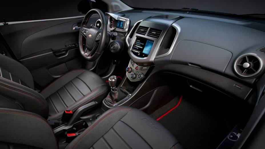 Interior conta com bancos e volante esportivos | <a href="https://preprod.quatrorodas.abril.com.br/noticias/chevrolet-revela-imagens-sonic-rs-310416_p.shtml" rel="migration">Leia mais</a>