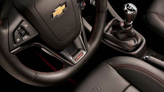 Logo tipo RS vem inscrito no volante | <a href="https://preprod.quatrorodas.abril.com.br/noticias/chevrolet-revela-imagens-sonic-rs-310416_p.shtml" rel="migration">Leia mais</a> Logo tipo RS vem inscrito no volante | <a href="https://preprod.quatrorodas.abril.com.br/noticias/chevrolet-revela-imagens-sonic-rs-310416_p.shtml" rel="migration">Leia mais</a>