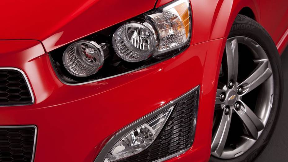 Faróis de neblina são novos e rodas têm aro 17 | <a href="https://preprod.quatrorodas.abril.com.br/noticias/chevrolet-revela-imagens-sonic-rs-310416_p.shtml" rel="migration">Leia mais</a>
