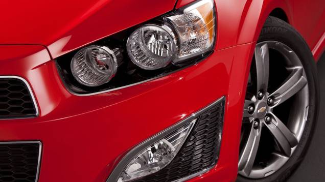 Faróis de neblina são novos e rodas têm aro 17 | <a href="https://preprod.quatrorodas.abril.com.br/noticias/chevrolet-revela-imagens-sonic-rs-310416_p.shtml" rel="migration">Leia mais</a> Faróis de neblina são novos e rodas têm aro 17 | <a href="https://preprod.quatrorodas.abril.com.br/noticias/chevrolet-revela-imagens-sonic-rs-310416_p.shtml" rel="migration">Leia mais</a>