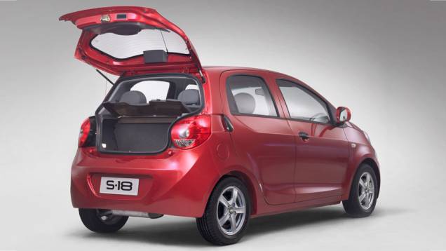 Com apenas 3,6 metros de comprimento, o S-18 leva apenas 160 litros no porta-malas | <a href="https://preprod.quatrorodas.abril.com.br/carros/lancamentos/chery-s-18-661585.shtml" rel="migration">Leia mais</a> Com apenas 3,6 metros de comprimento, o S-18 leva apenas 160 litros no porta-malas | <a href="https://preprod.quatrorodas.abril.com.br/carros/lancamentos/chery-s-18-661585.shtml" rel="migration">Leia mais</a>