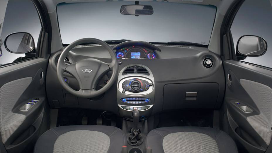 Ampla área envidraçada e painel moderno se destacam na cabine | <a href="https://preprod.quatrorodas.abril.com.br/carros/lancamentos/chery-s-18-661585.shtml" rel="migration">Leia mais</a>