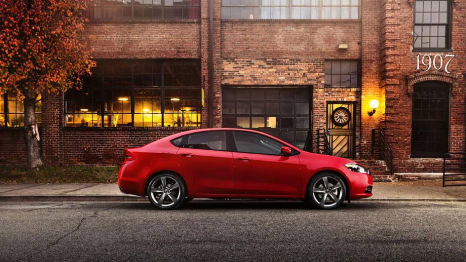 Nos EUA, o Dart é classificado como sedã compacto; aqui, seria um médio... | <a href="https://preprod.quatrorodas.abril.com.br/reportagens/salao/dodge-dart-662260.shtml" rel="migration">Leia mais</a>